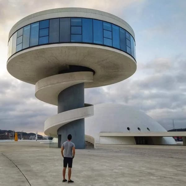 Arquitectura moderna del Centro Niemeyer en Avilés