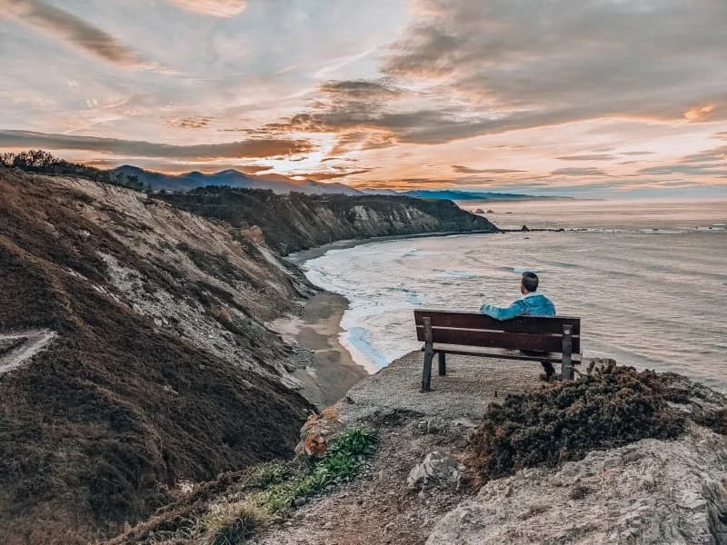 Banco con vistas espectaculares al mar Cantábrico desde el Cabo Vidio