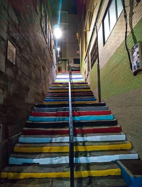 Escaleras empedradas que llevan al barrio de Cimadevilla en Gijón