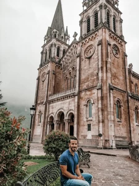 La majestuosa Basílica de Covadonga en los Picos de Europa