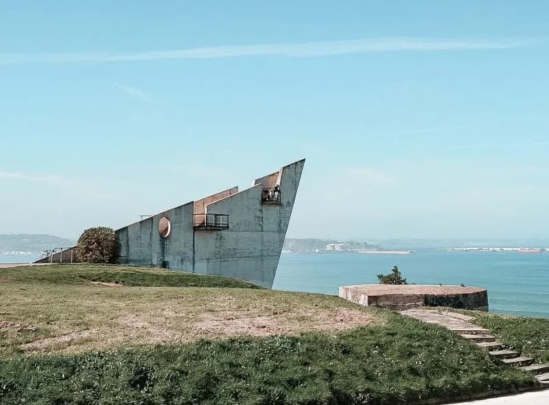 Mirador de la Providencia con forma de casco de barco en Gijón