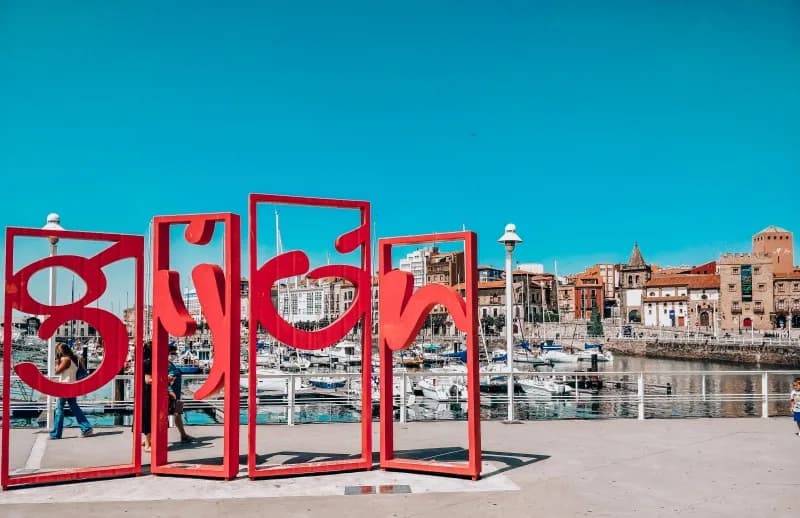 Las famosas letronas de Gijón en el puerto deportivo