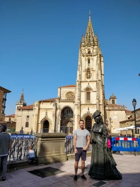 Estatua de La Regenta frente a la Catedral de Oviedo