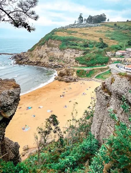 La espectacular playa de la Ñora rodeada de montañas verdes