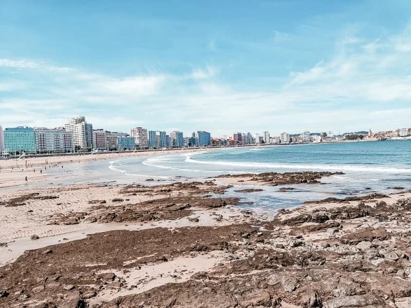 Vista panorámica de la playa San Lorenzo en Gijón