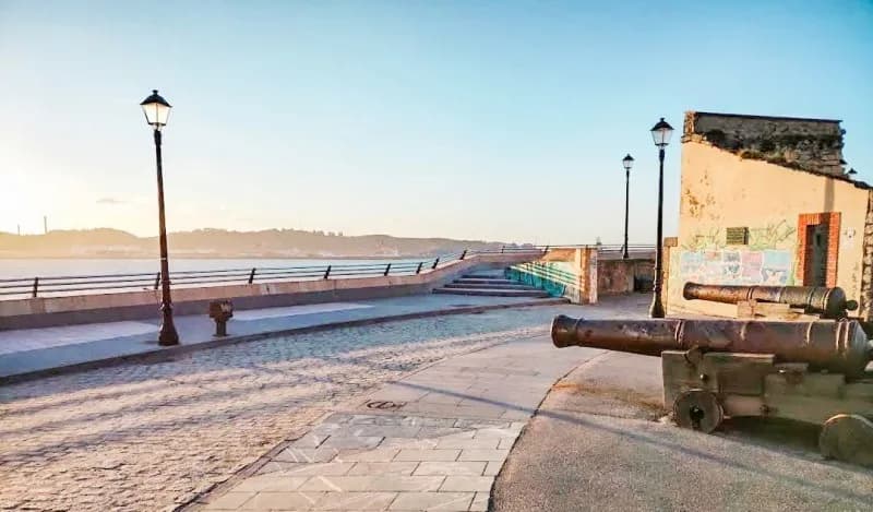 Cañones históricos de la batería baja en el Cerro de Santa Catalina, Gijón
