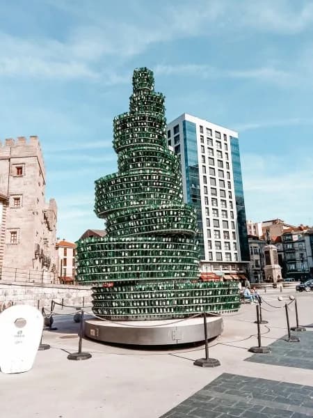 El Árbol de la Sidra, escultura hecha con botellas recicladas en Gijón