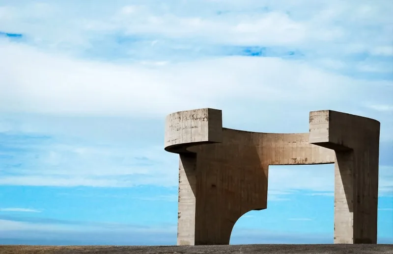 Escultura del Elogio del Horizonte de Eduardo Chillida en el Cerro de Santa Catalina