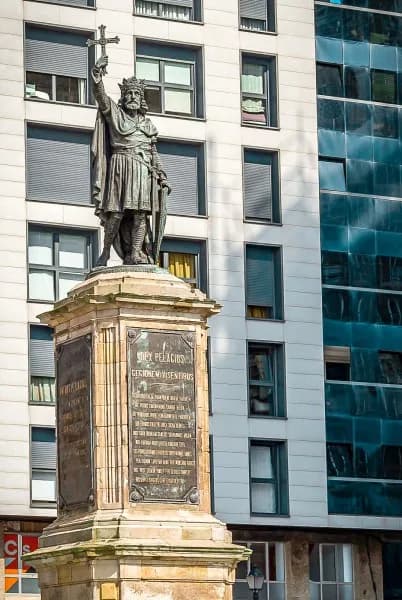 Estatua de Don Pelayo en la Plaza del Marqués de Gijón