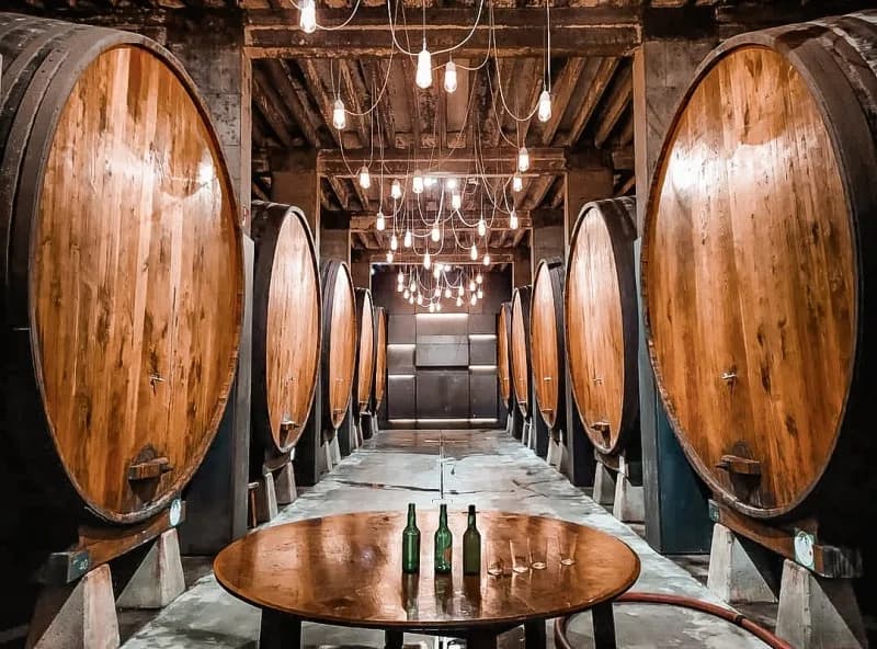 Interior de la Bodega Túnel de Casa Trabanco con toneles de sidra