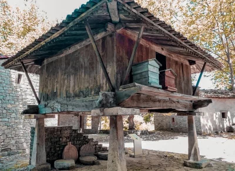 Hórreo tradicional asturiano en el Museo del Pueblo de Asturias