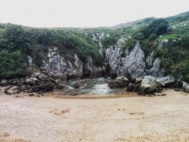 La singular Playa de Gulpiyuri, una playa interior en Asturias