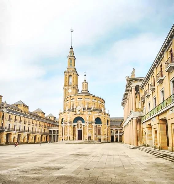 Patio interior de la Universidad Laboral de Gijón con arquitectura monumental